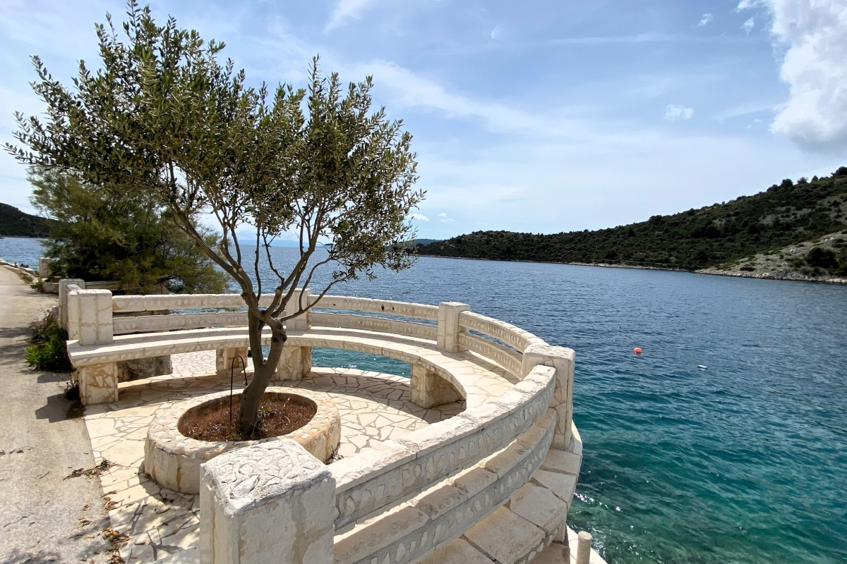 Villa con appartamenti in prima fila al mare