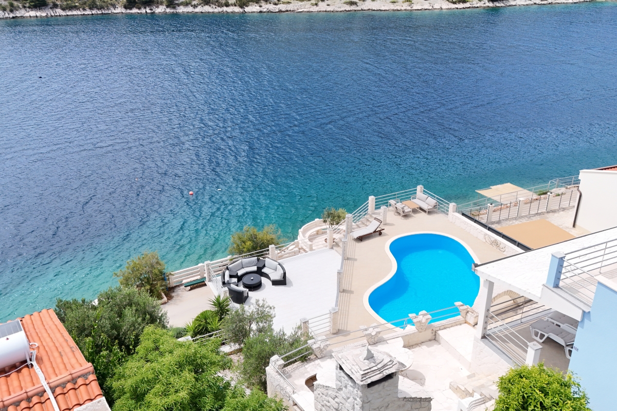 Villa con appartamenti in prima fila al mare