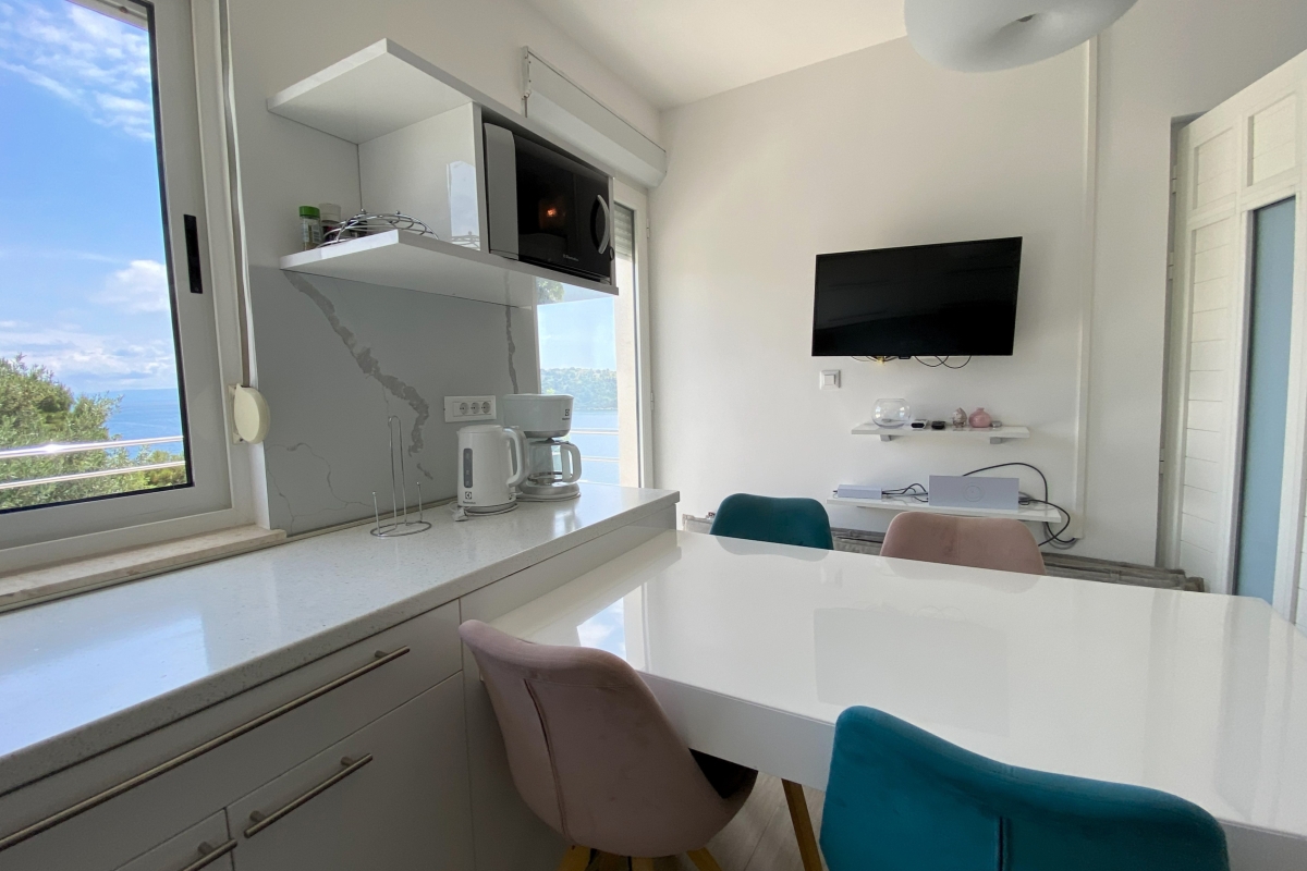 Villa con appartamenti in prima fila al mare