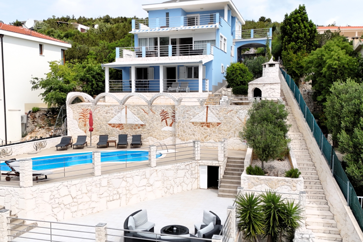 Villa con appartamenti in prima fila al mare