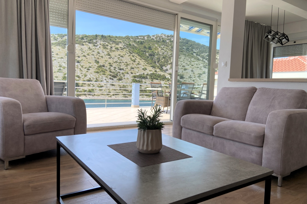 Villa con appartamenti in prima fila al mare