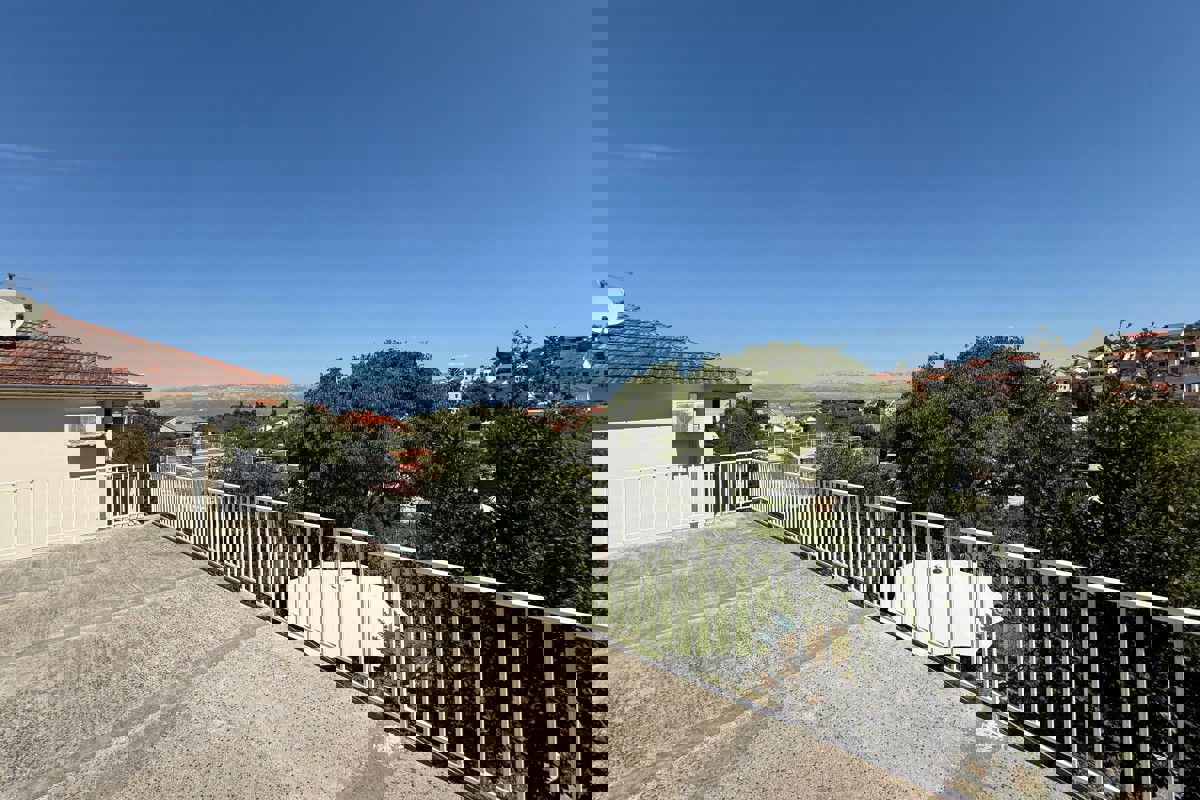 Casa da ristrutturare su ampio terreno