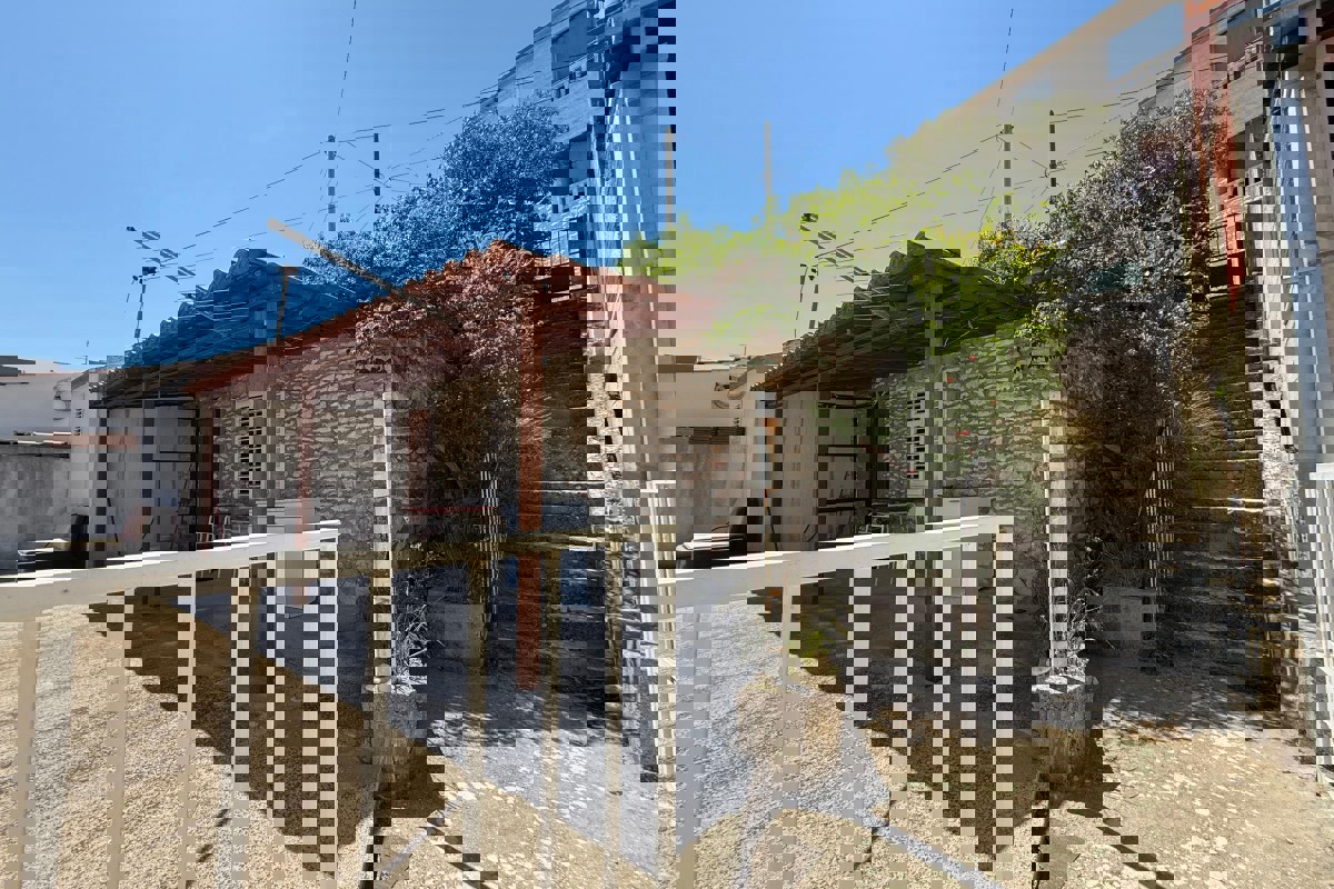 Casa da ristrutturare su ampio terreno