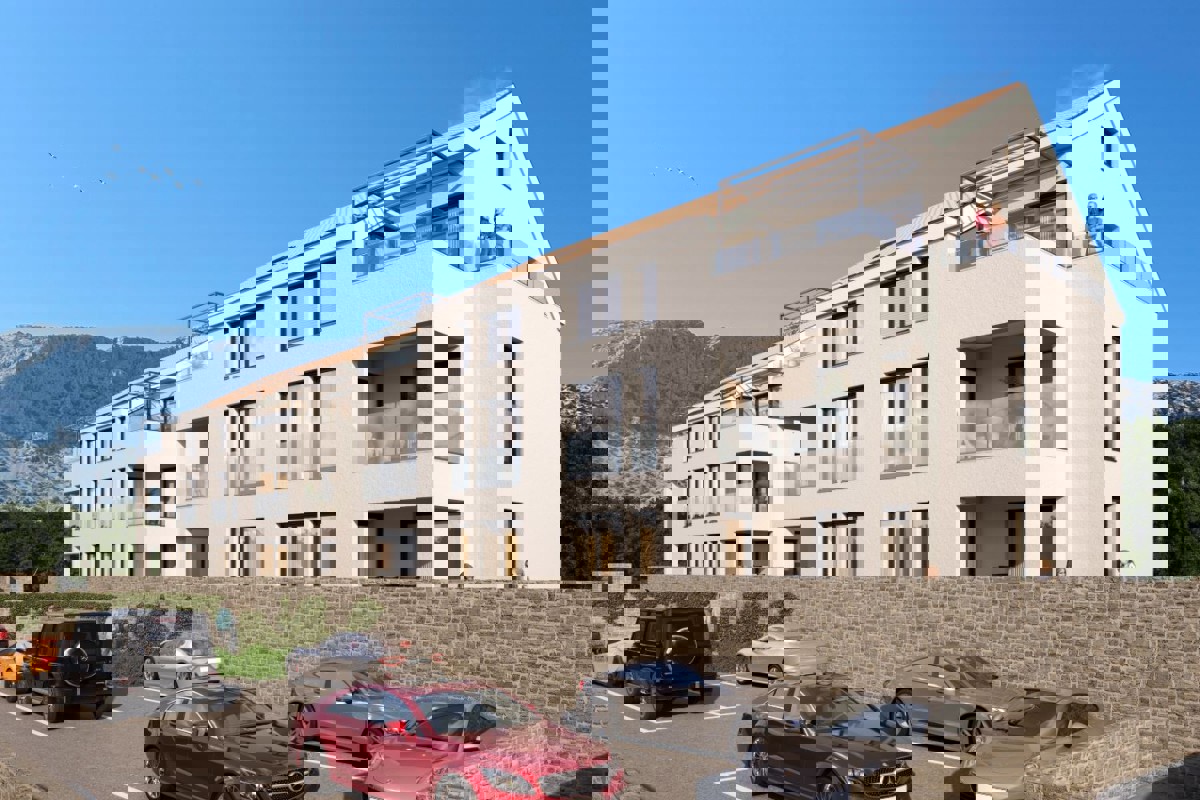 Attico con piscina e parcheggio