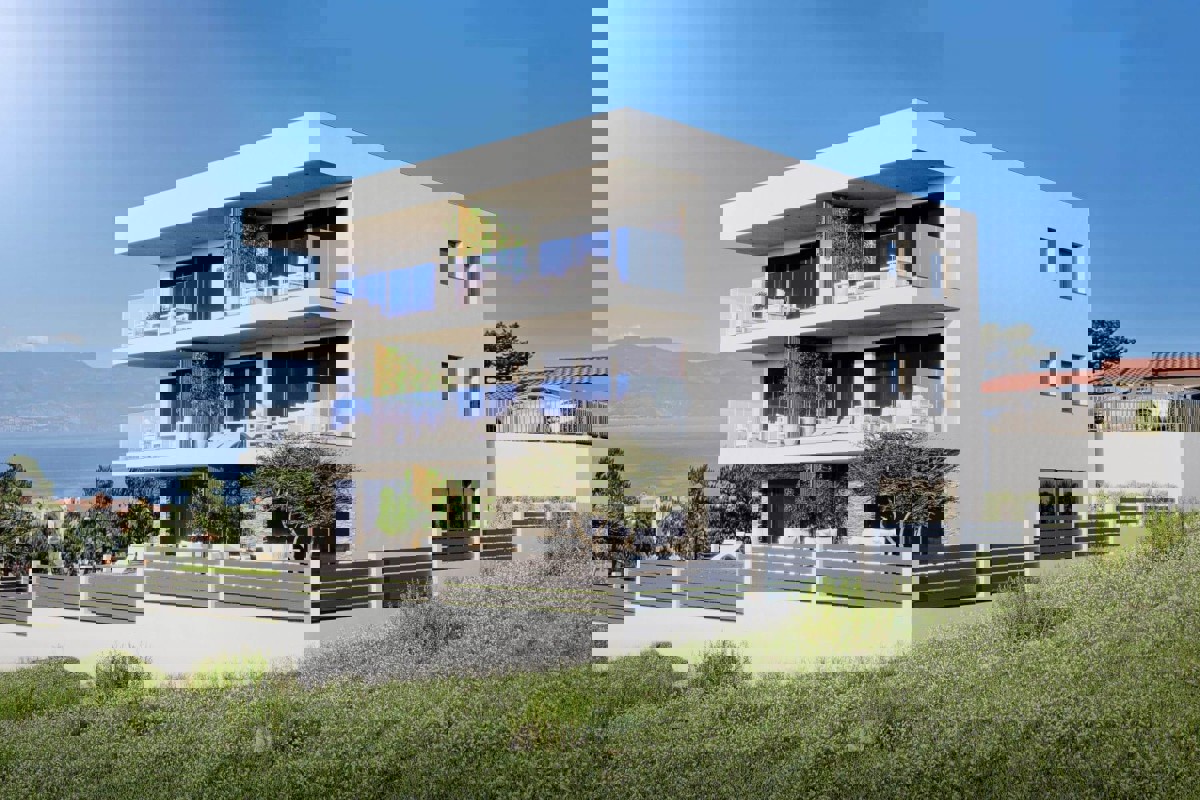 Appartamento con vista mare, piscina e monolocale aggiuntivo