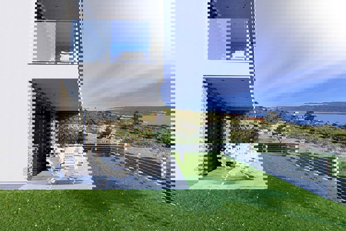 Appartamento con vista mare, piscina e monolocale aggiuntivo