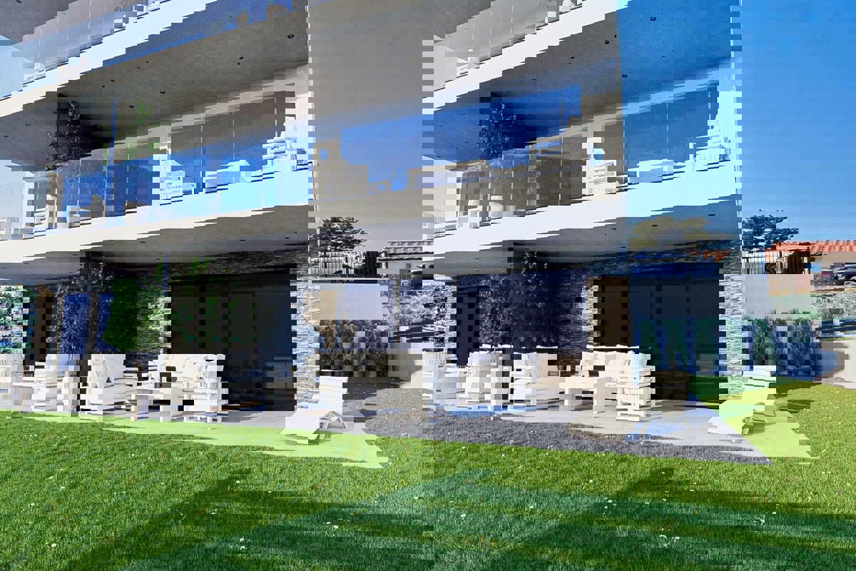 Appartamento con vista mare, piscina e monolocale aggiuntivo