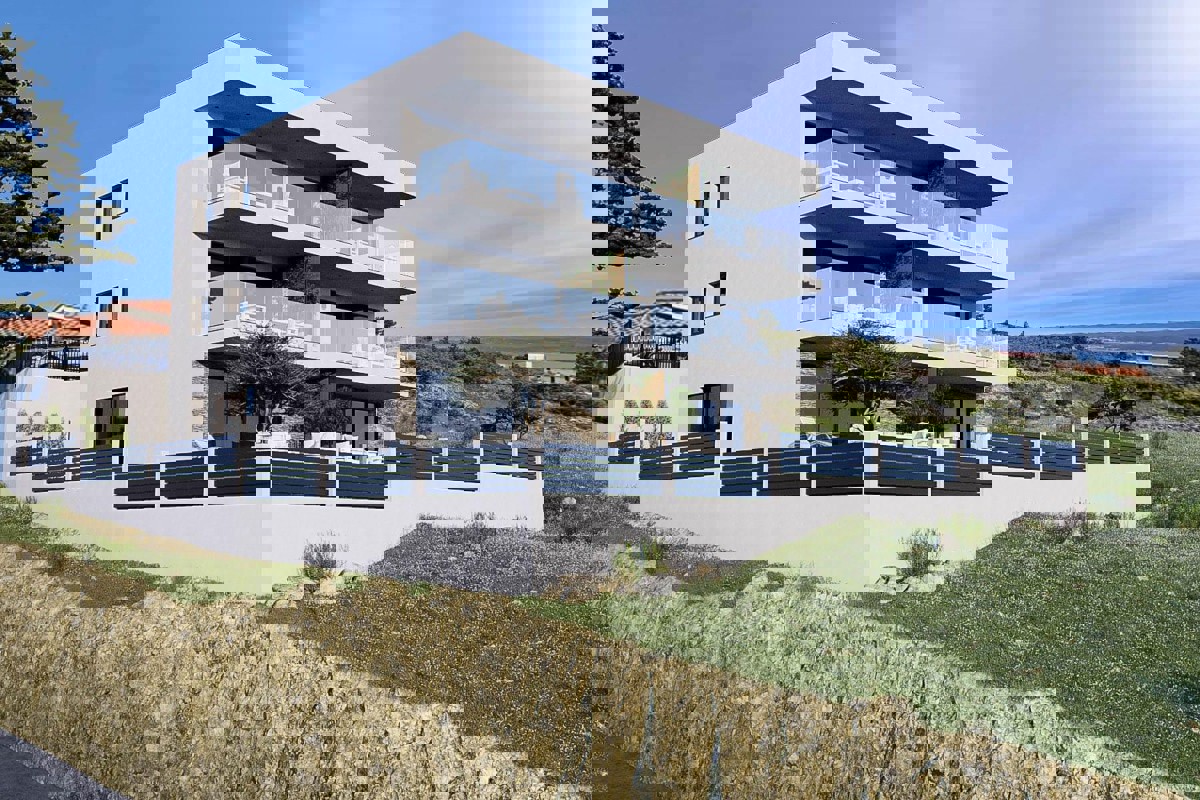 Appartamento con vista mare, piscina e monolocale aggiuntivo