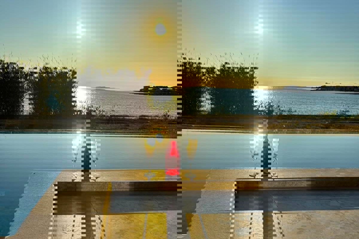 Appartamento prima fila al mare con piscina