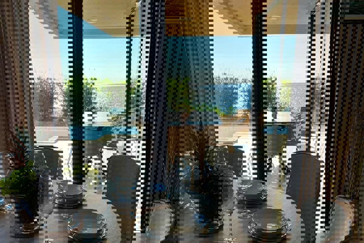 Appartamento prima fila al mare con piscina