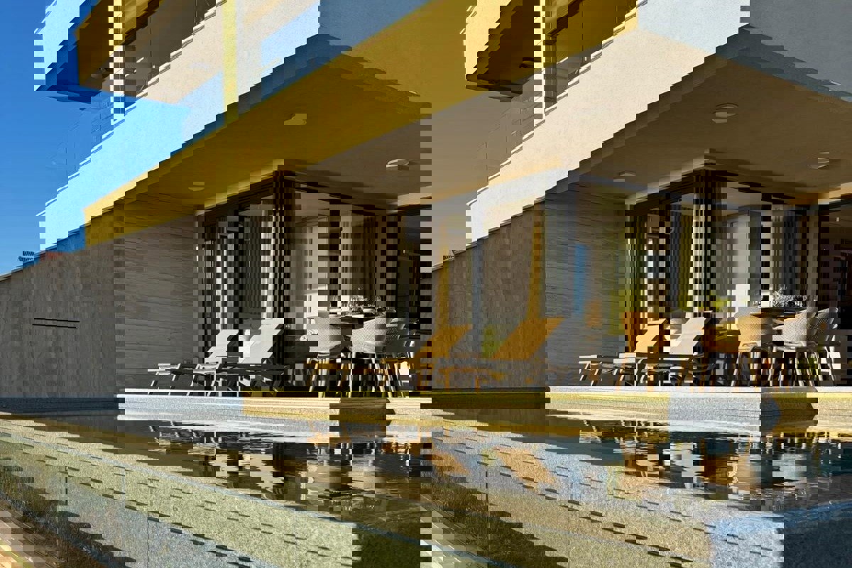 Appartamento prima fila al mare con piscina