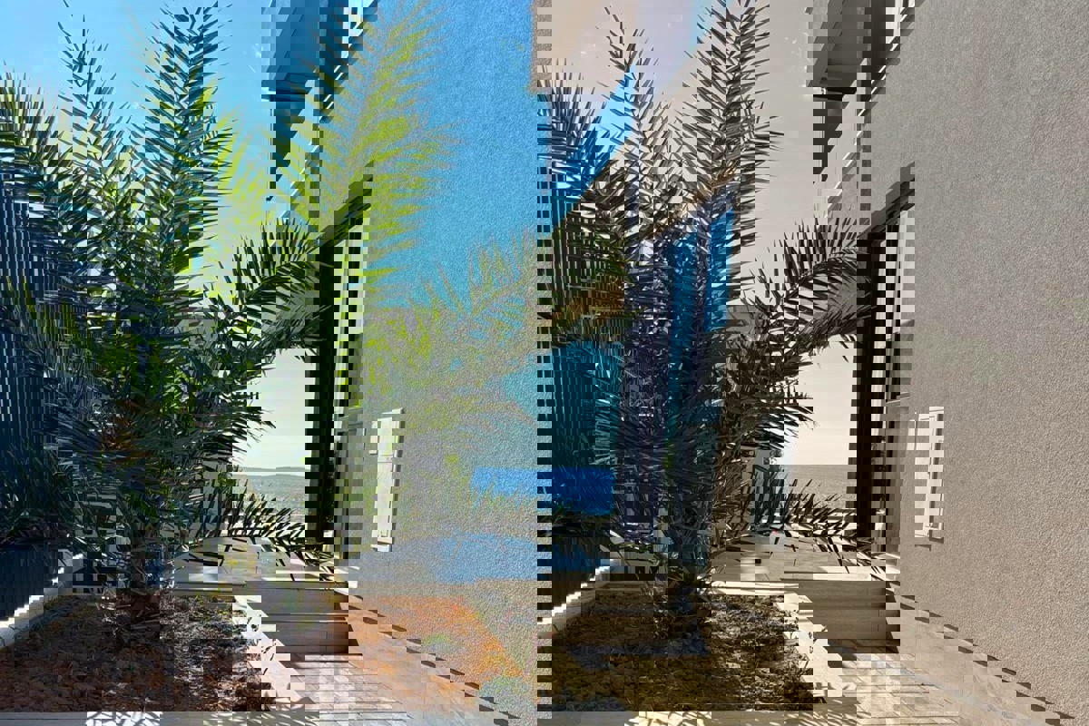 Appartamento prima fila al mare con piscina