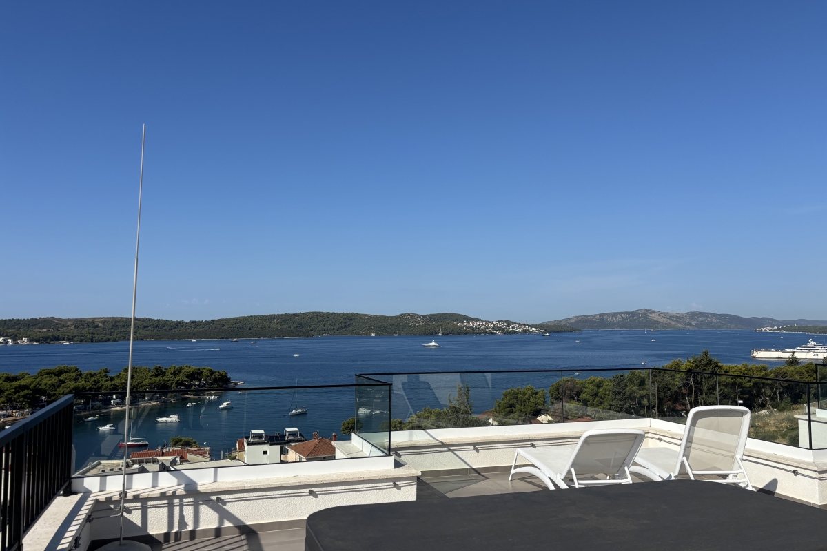 Attico di lusso con vista mare aperta