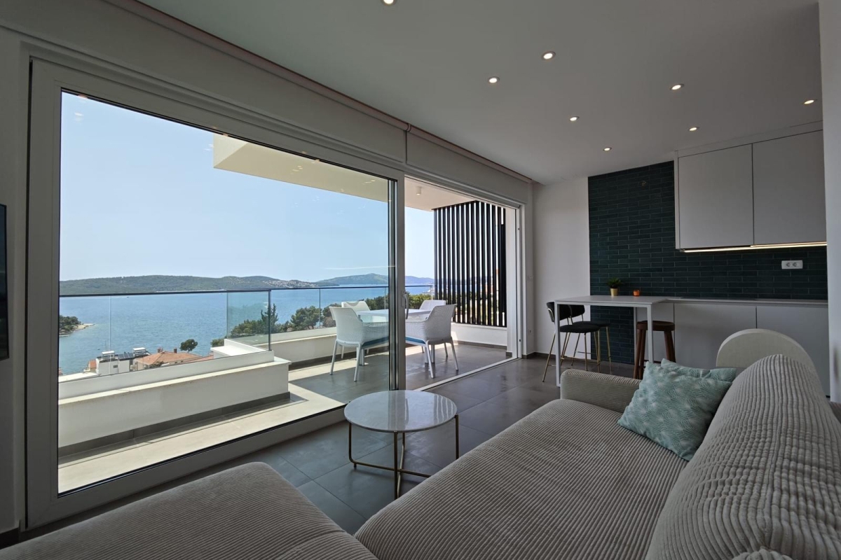 Attico di lusso con vista mare aperta