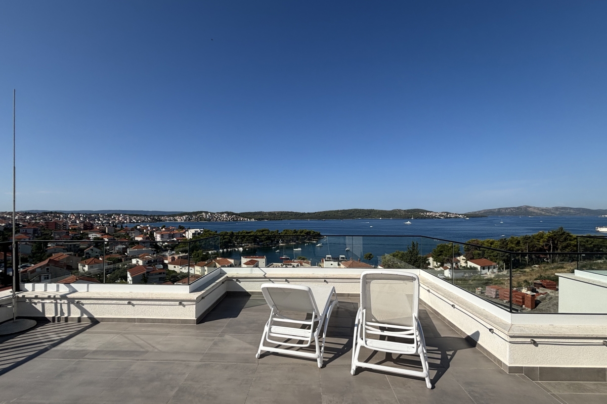 Attico di lusso con vista mare aperta