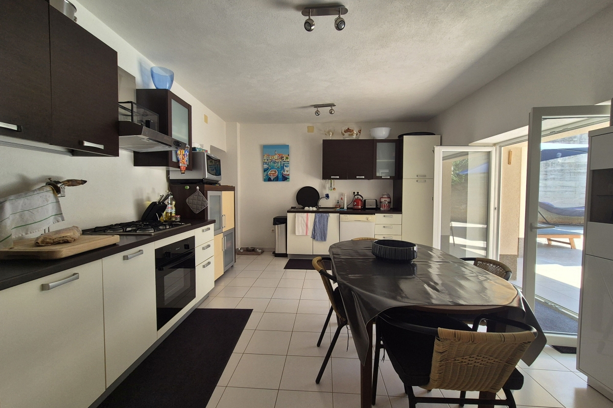 Casa a due piani con piscina