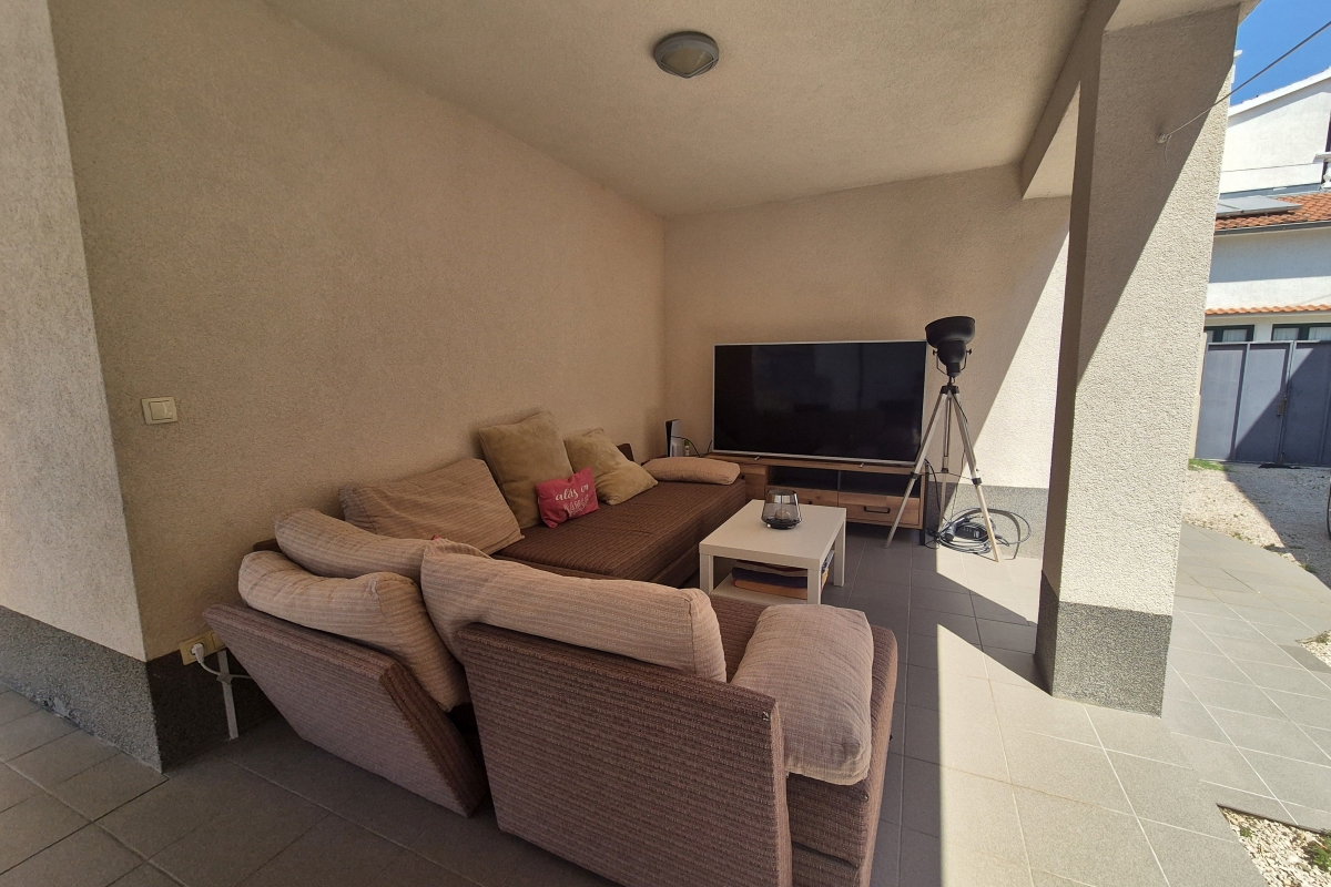 Casa a due piani con piscina