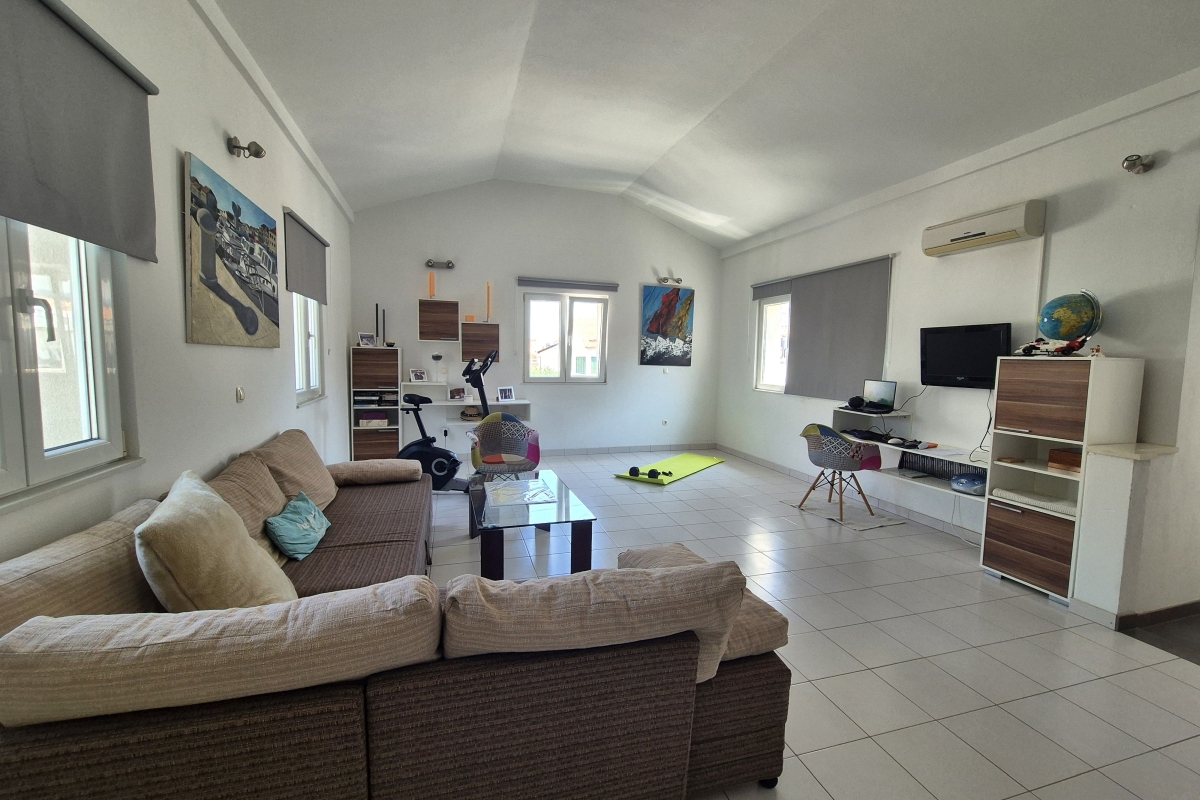 Casa a due piani con piscina