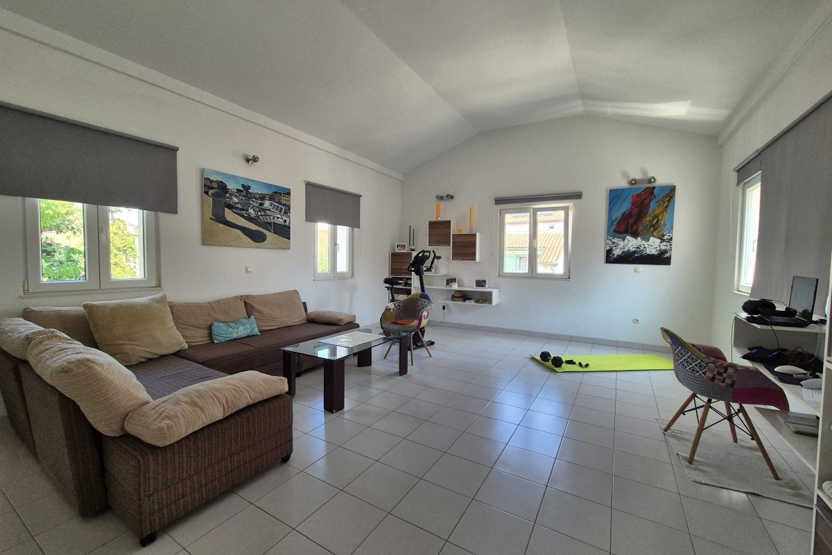 Casa a due piani con piscina