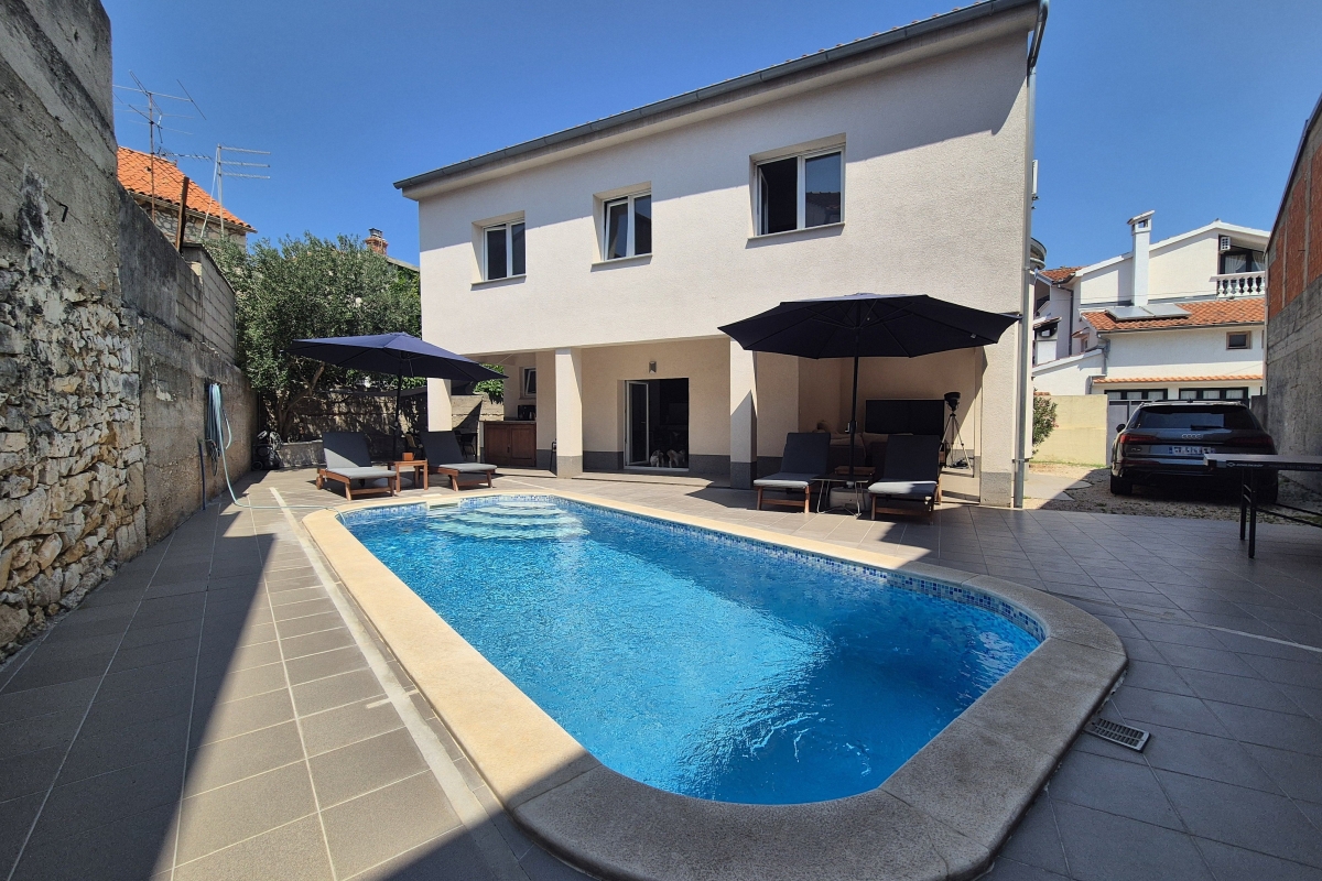 Casa a due piani con piscina