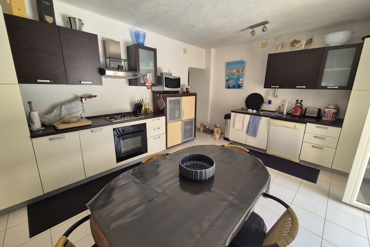 Casa a due piani con piscina