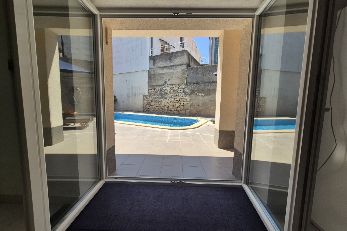 Casa a due piani con piscina