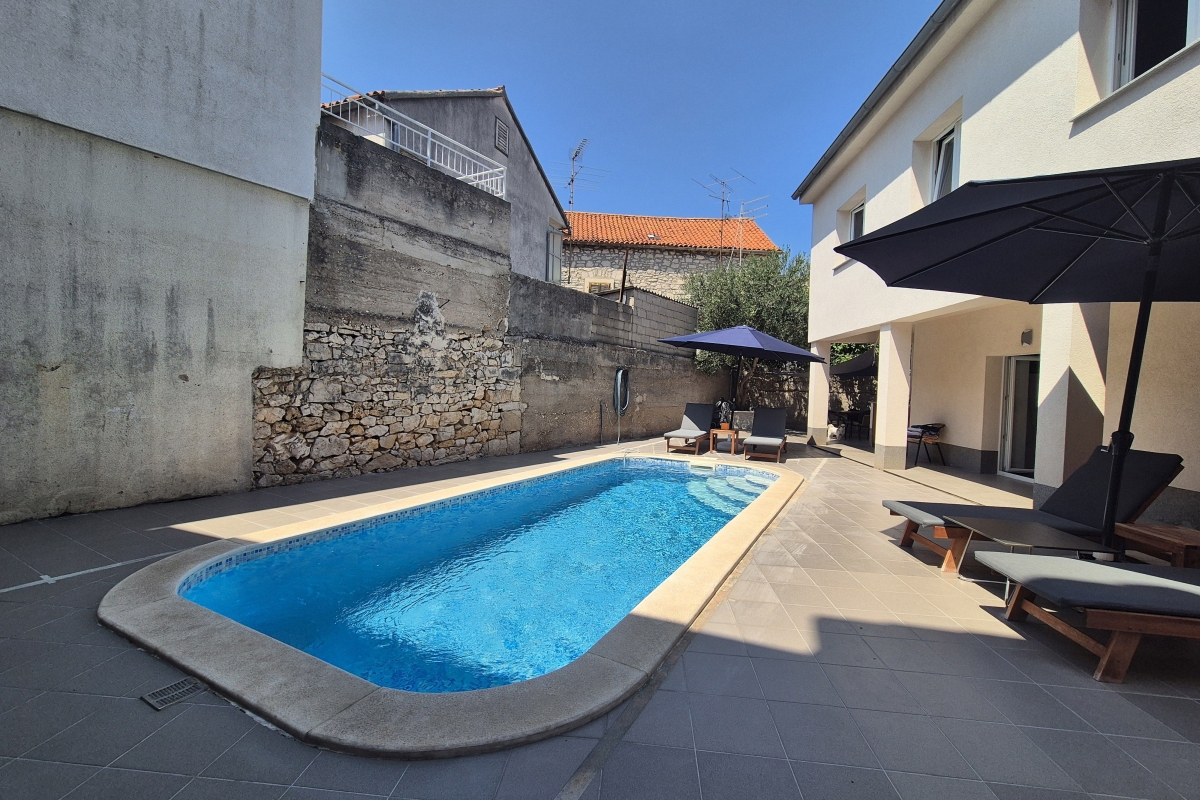 Casa a due piani con piscina