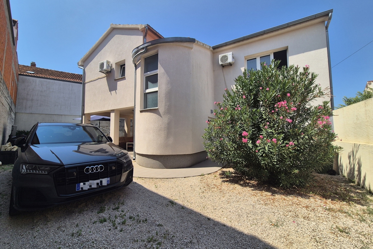 Casa a due piani con piscina