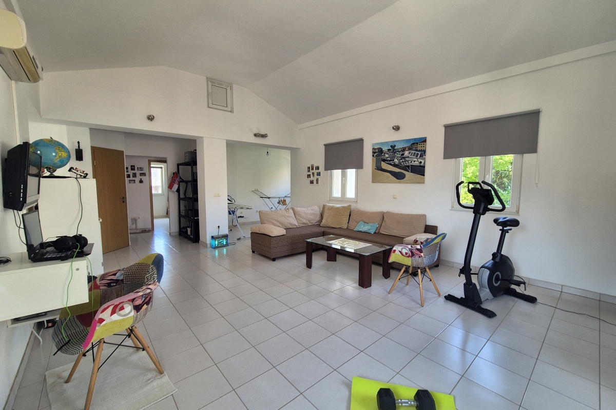 Casa a due piani con piscina