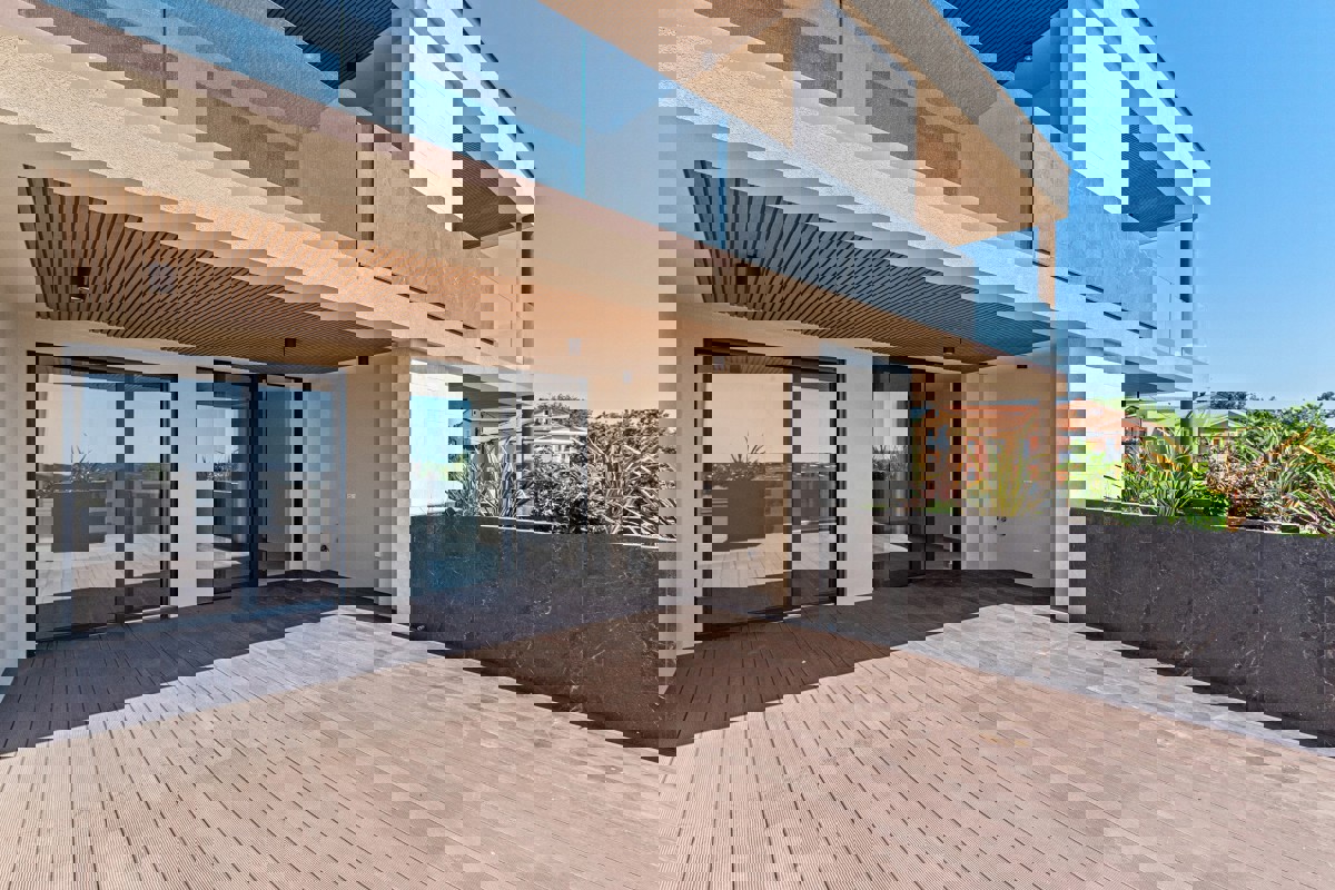 Appartamento compatto con una camera da letto, ampia terrazza e vista mare