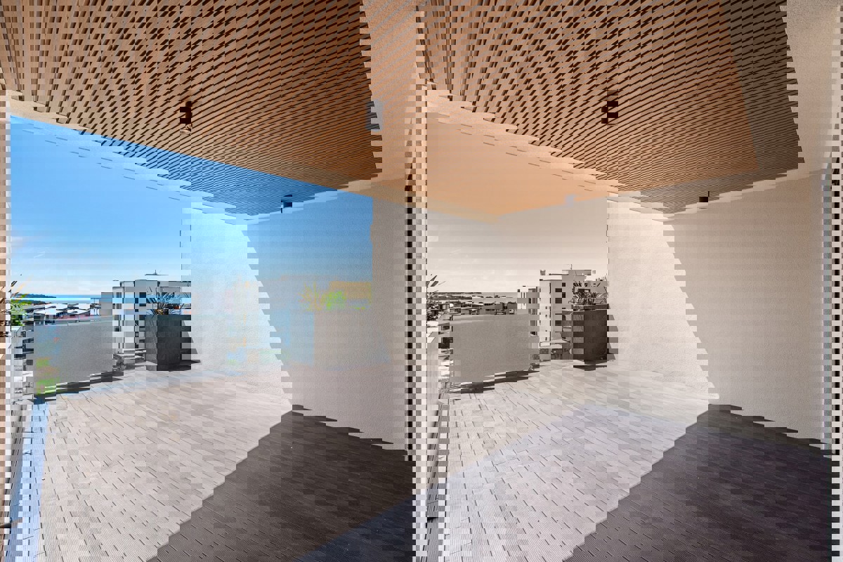 Appartamento compatto con una camera da letto, ampia terrazza e vista mare