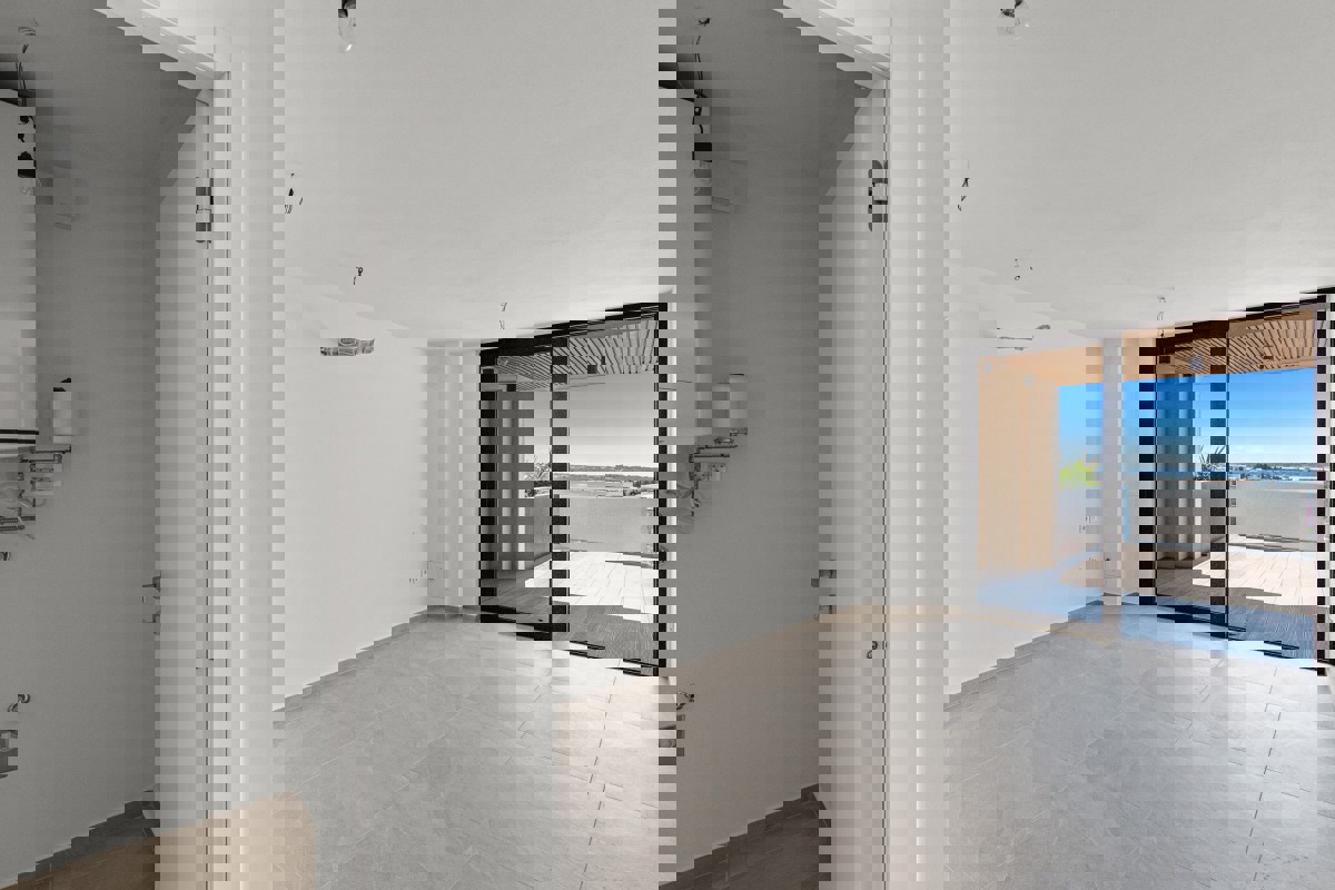 Appartamento compatto con una camera da letto, ampia terrazza e vista mare