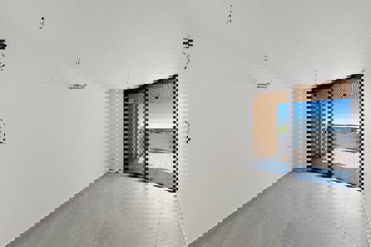 Appartamento compatto con una camera da letto, ampia terrazza e vista mare