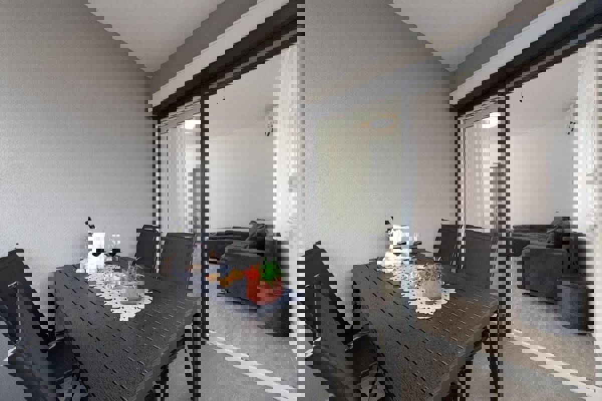 Appartamento con tre camere da letto e vista mare