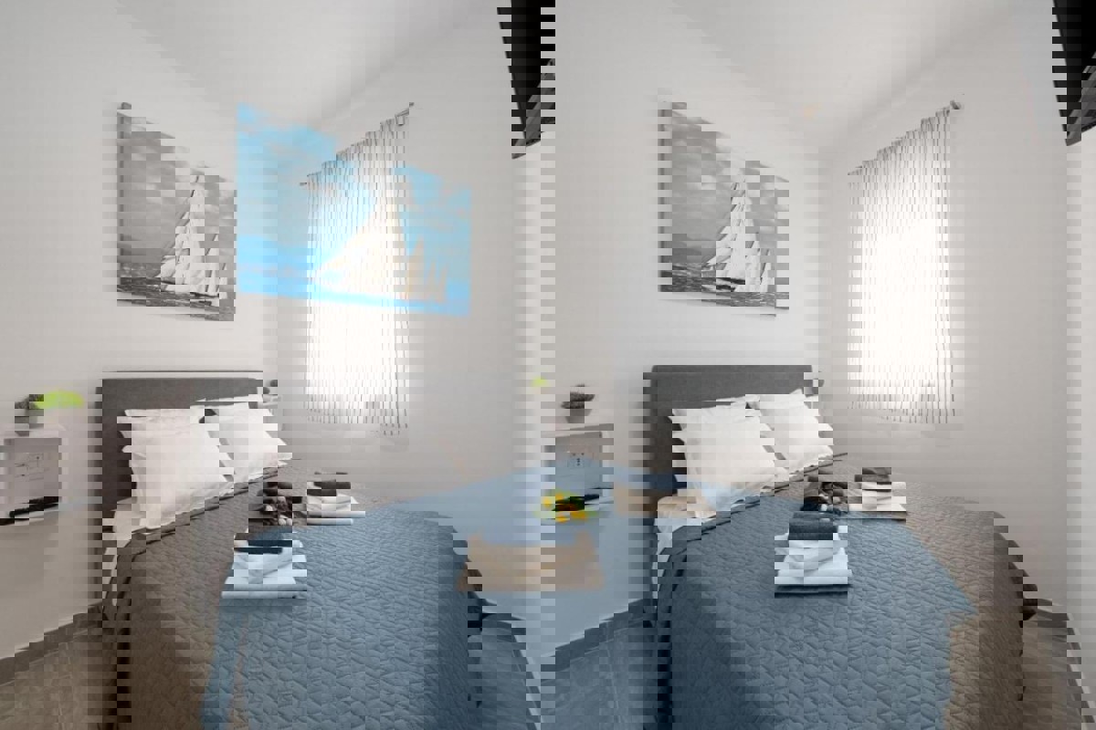 Appartamento con tre camere da letto e vista mare