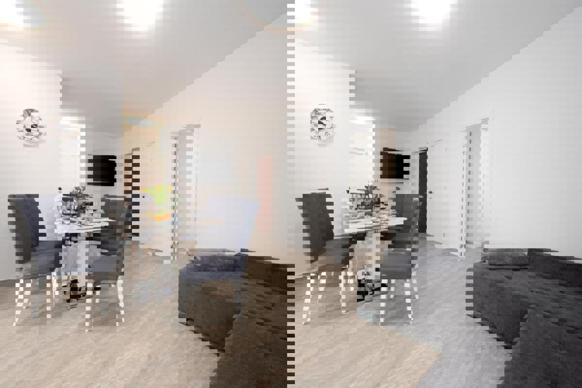 Appartamento con tre camere da letto e vista mare