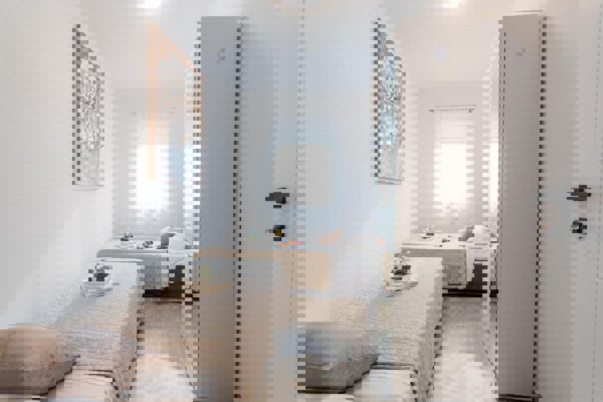 Appartamento con tre camere da letto e vista mare