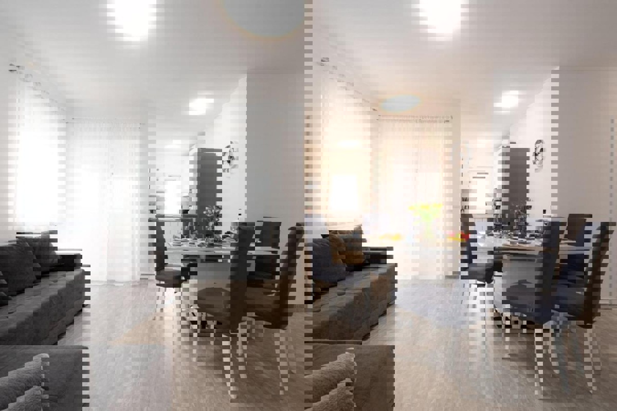 Appartamento con tre camere da letto e vista mare