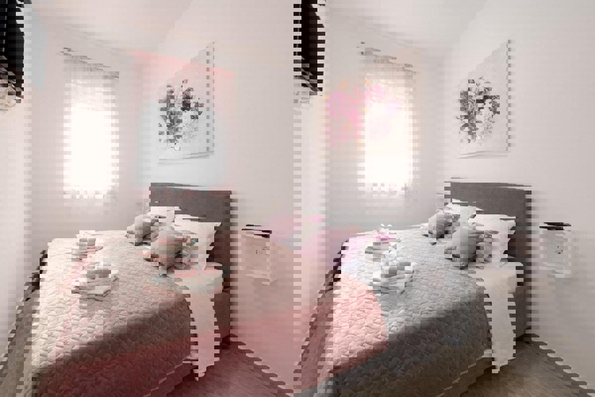 Appartamento con tre camere da letto e vista mare