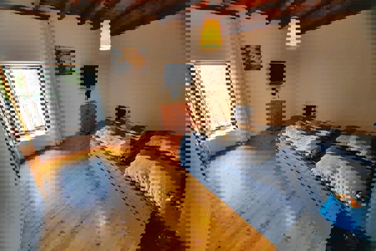 Casa con piscina e terreno aggiuntivo