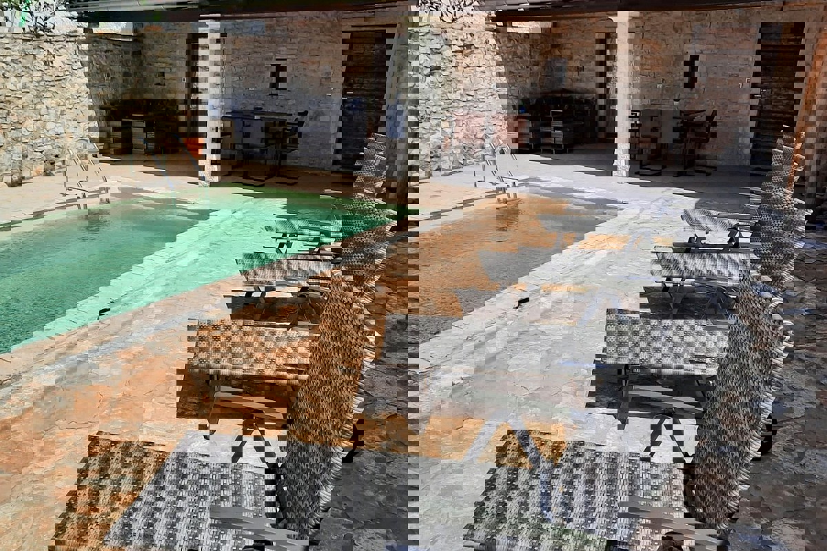 Casa con piscina e terreno aggiuntivo