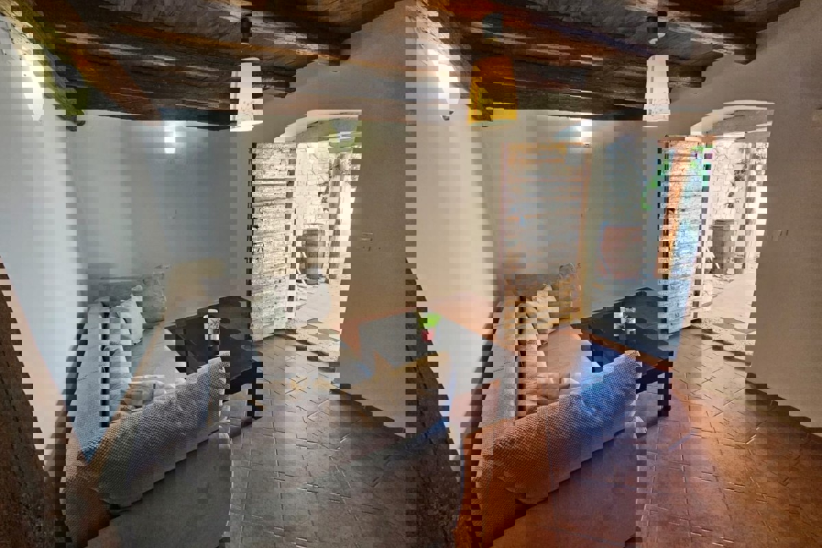 Casa con piscina e terreno aggiuntivo