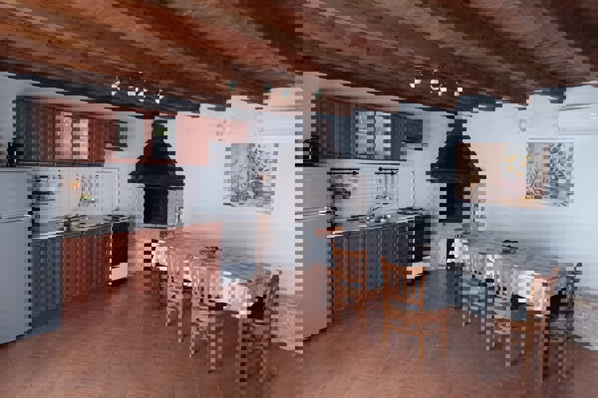 Casa con piscina e terreno aggiuntivo