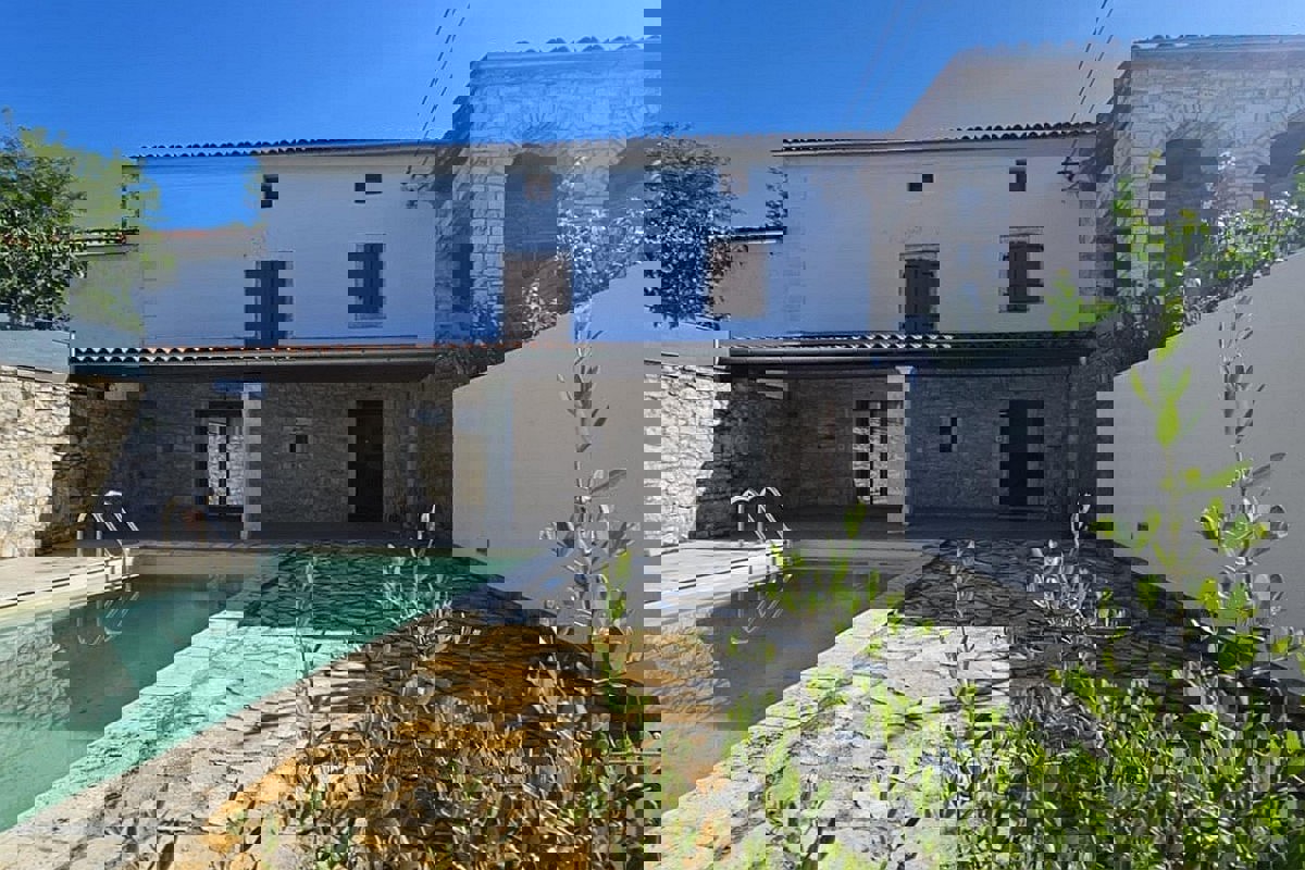 Casa con piscina e terreno aggiuntivo