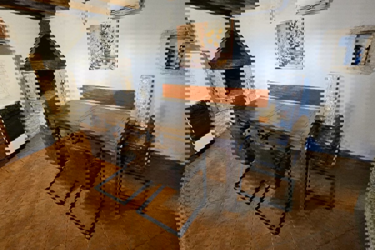 Casa con piscina e terreno aggiuntivo