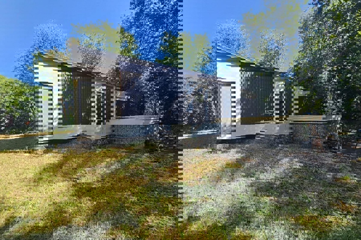 Casa con piscina e terreno aggiuntivo