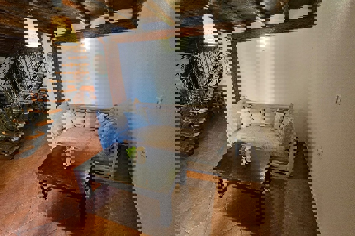 Casa con piscina e terreno aggiuntivo