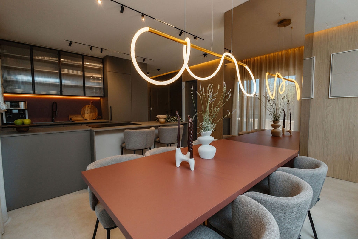 Lussuoso attico con tre camere da letto, ampio terrazzo e comfort