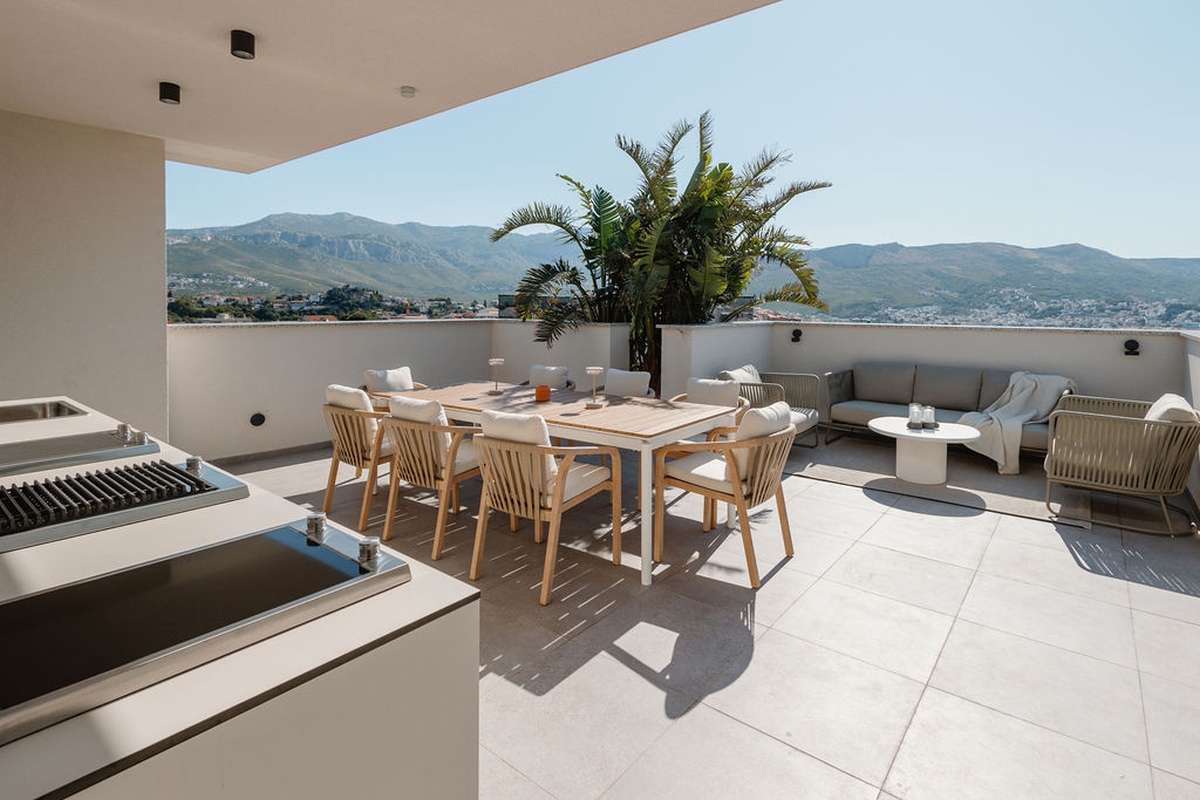 Lussuoso attico con tre camere da letto, ampio terrazzo e comfort