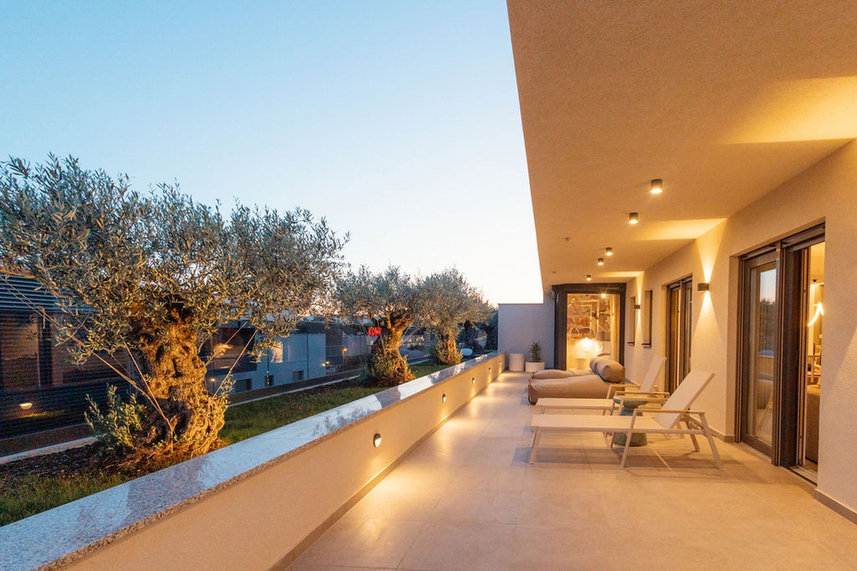 Lussuoso attico con tre camere da letto, ampio terrazzo e comfort